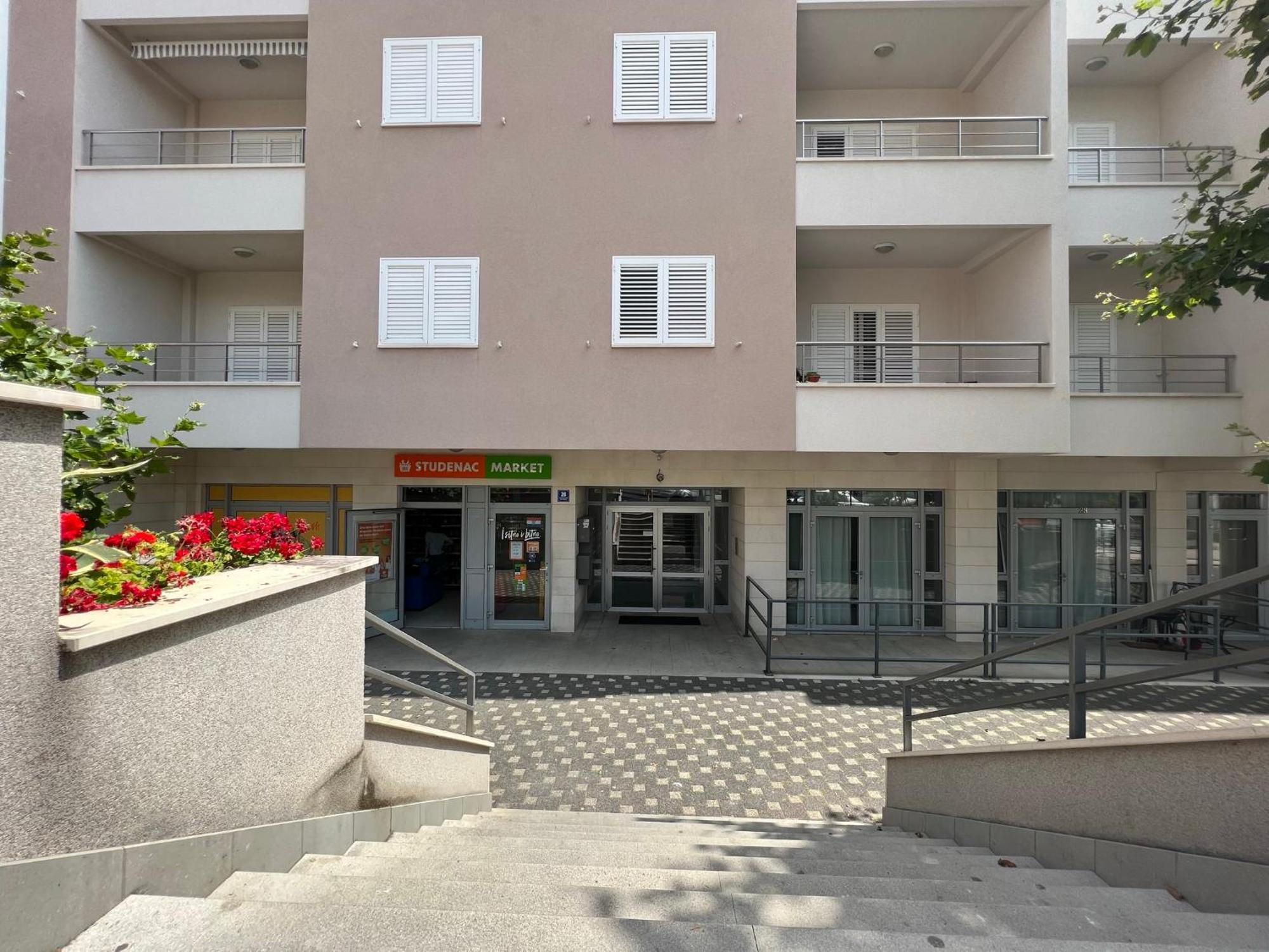 Apartment Lucija - Cozy Flat In The City Center With A Sea View & Parking Makarska Exterior photo
